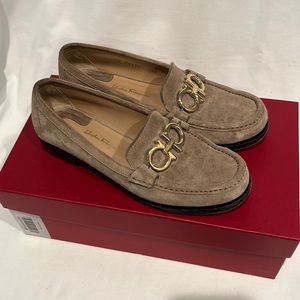 Salvatore Ferragamo Women’s 5 1/2 C Rolo Tan Suede Loafer w/Reversible Buckles